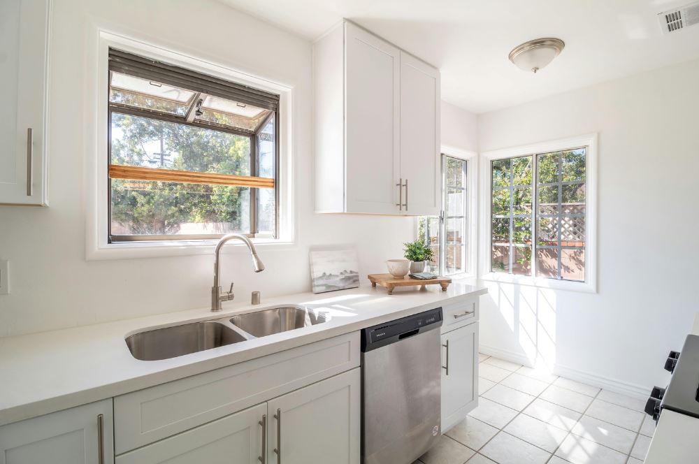 Complétez les pastilles de lave-vaisselle Les Petits Bidons avec le liquide vaisselle peau sensible