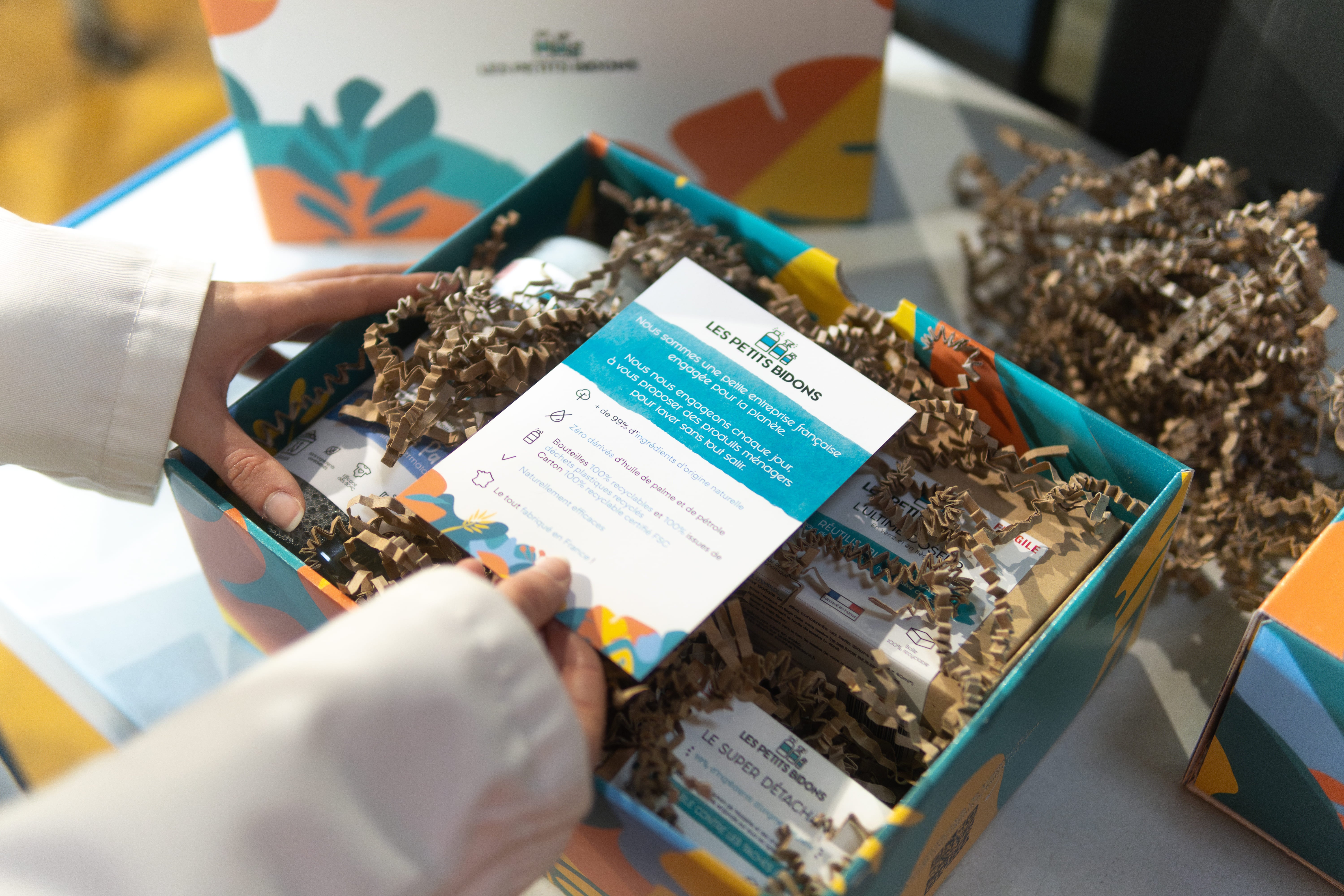 Préparation d’un coffret Les Petits Bidons avec la lessive concentrée sans parfum – emballage éco-responsable