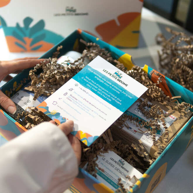 Préparation d’un coffret Les Petits Bidons avec la lessive concentrée sans parfum – emballage éco-responsable