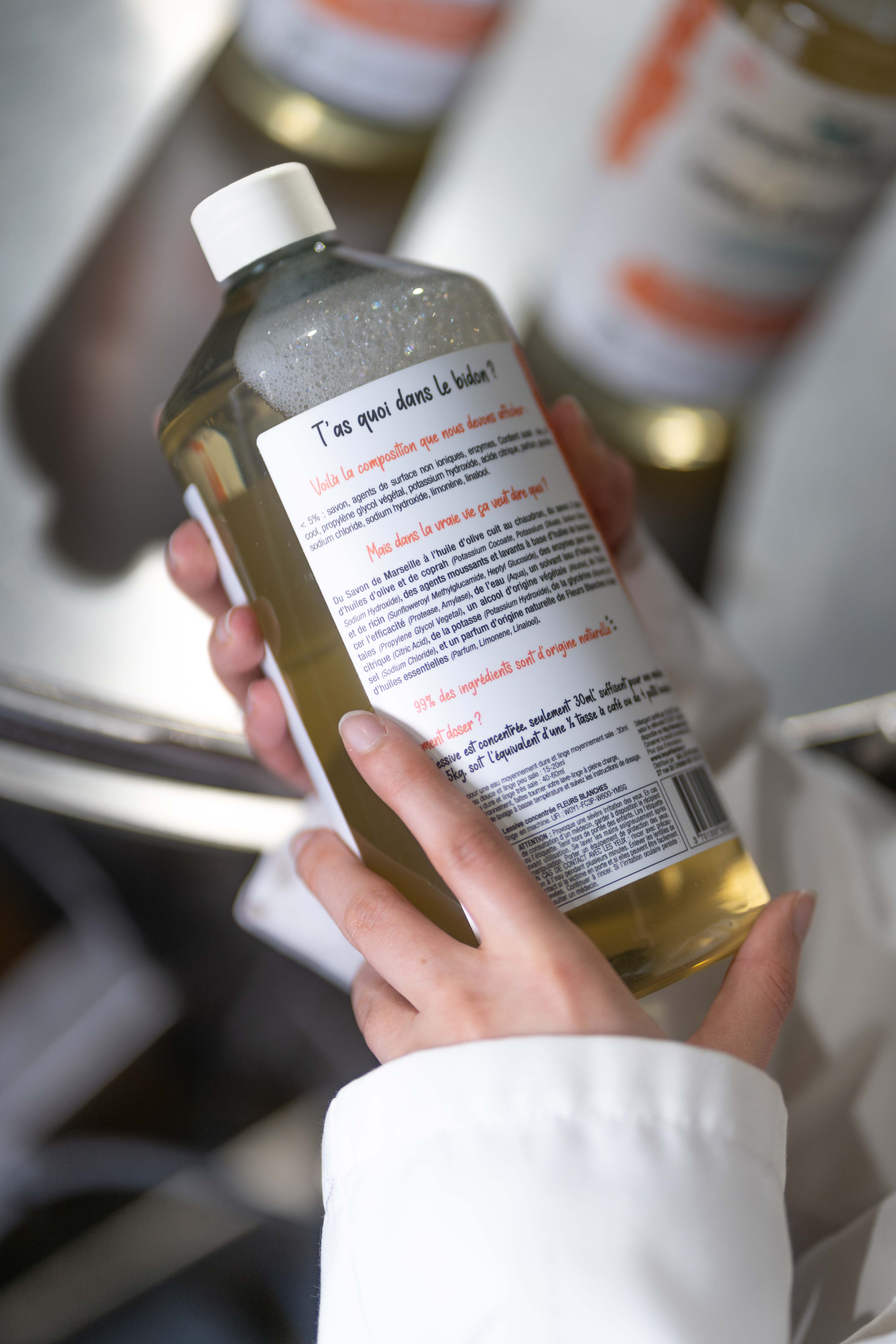 Une bouteille de lessive concentrée Les Petits Bidons - transparence sur la composition
