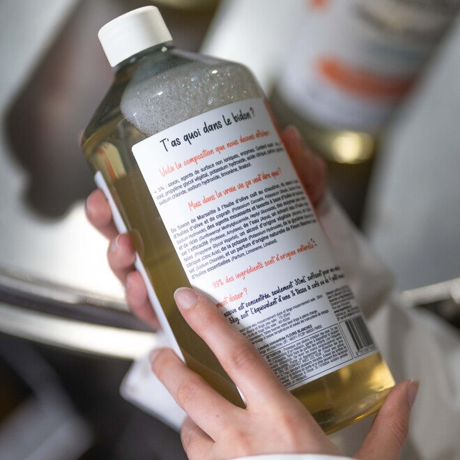 Une bouteille de lessive concentrée Les Petits Bidons - transparence sur la composition