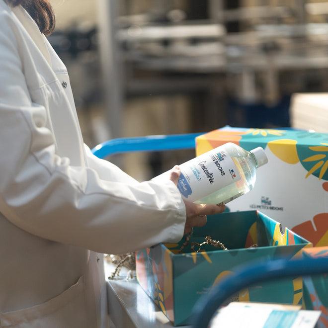 Préparation d’un coffret Les Petits Bidons avec la lessive concentrée sans parfum – emballage éco-responsable