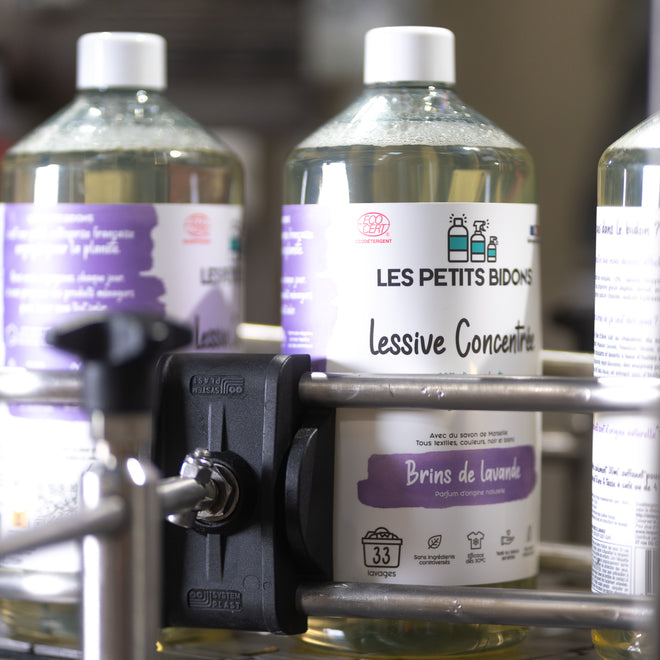 Lessive concentrée Lavande Les Petits Bidons sur chaîne de fabrication en France – production éco-responsable