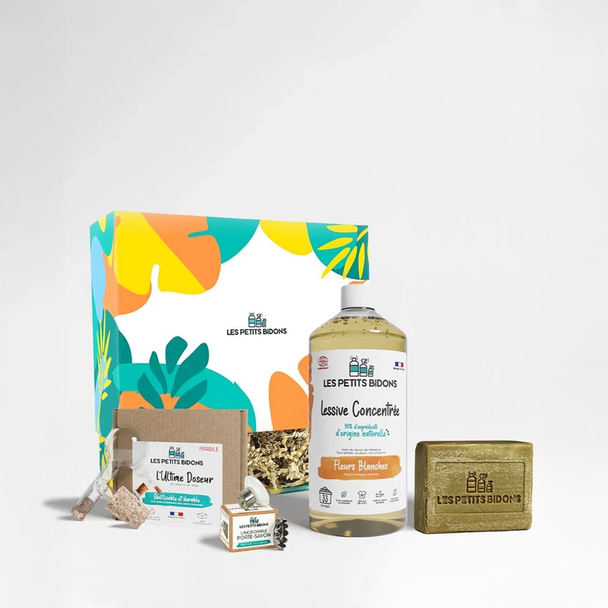 Coffret Engagé Les Petits Bidons avec lessive concentrée Fleurs Blanches, savon surgras corps et mains, ultime doseur et porte-savon – un kit écologique et pratique pour un quotidien plus responsable