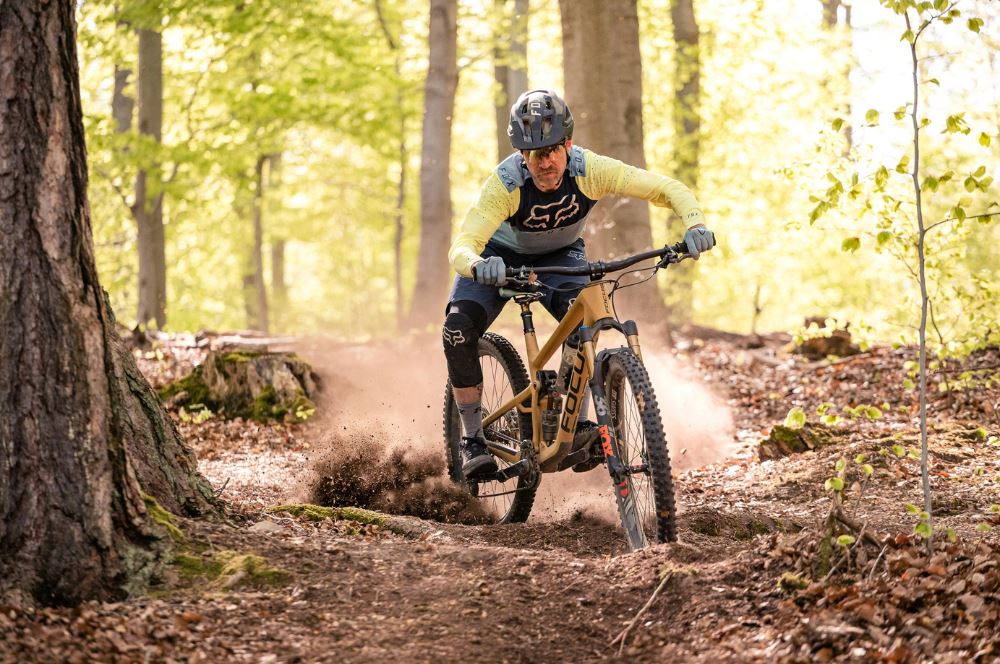 Comment laver efficacement des vêtements boueux après le sport ?