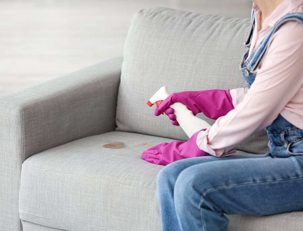 Comment nettoyer un canapé en tissu taché ? - Les Petits Bidons