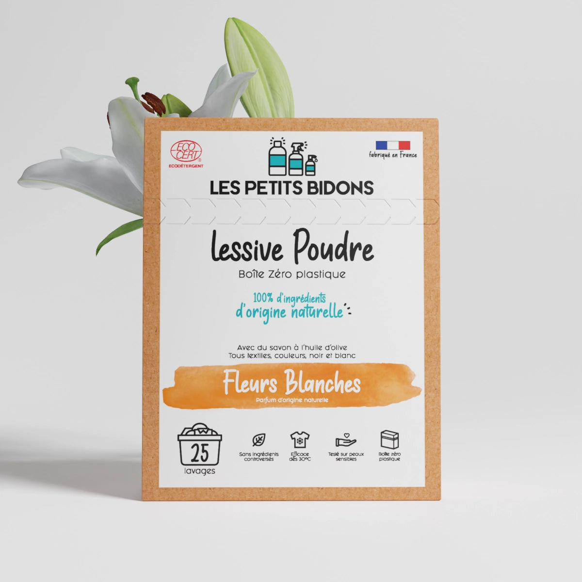 Lessive en poudre Fleurs Blanches Les Petits Bidons 100% d’origine naturelle, boîte 875g zéro plastique – lave efficacement tous les textiles et laisse un linge frais aux notes de fleurs blanches